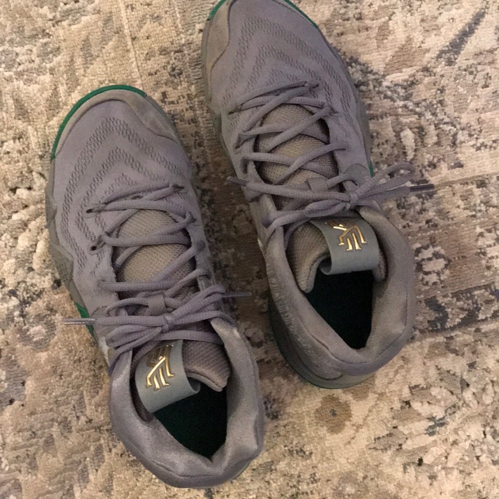 Nike Kyrie Irving Size 9 Basketball Sneakers.
